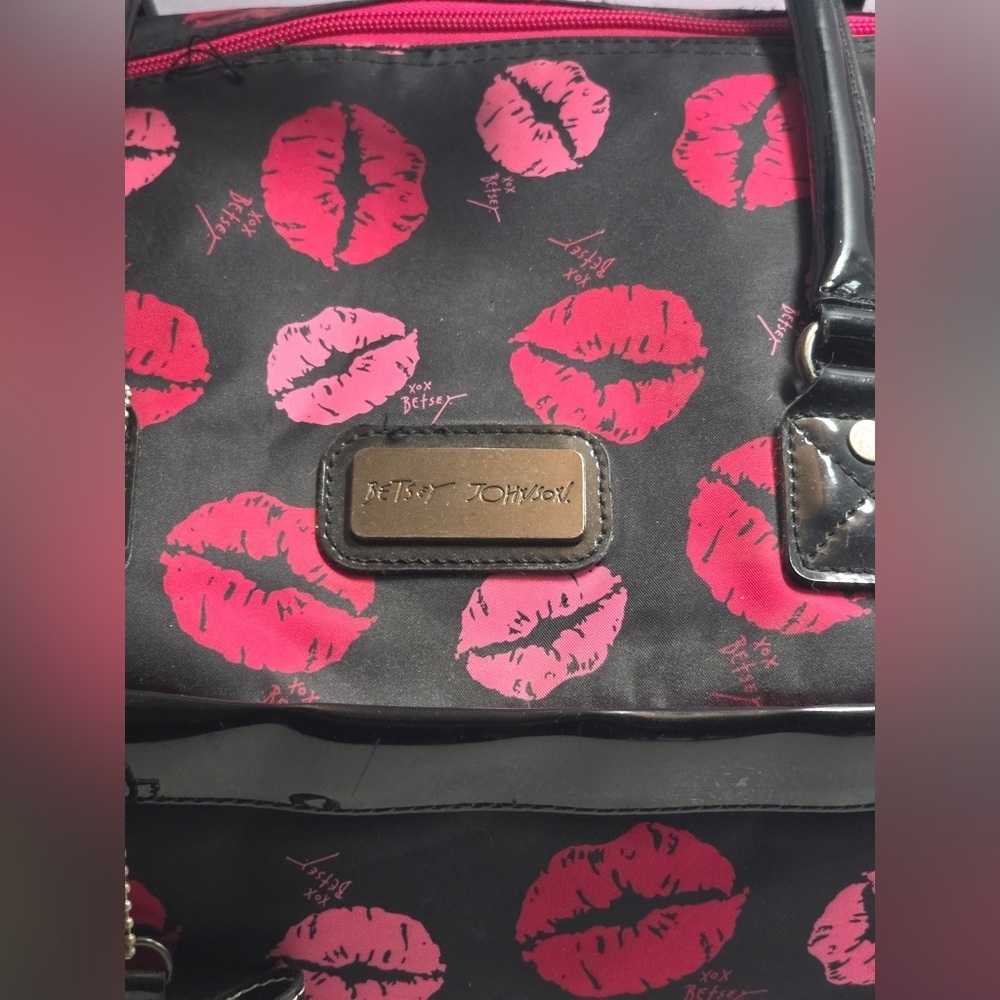 RARE Betsey Johnson Lips Kiss Print Rolling Bag Carry On Weekender Roll Luggageđź’‹ - Picture 5 of 12